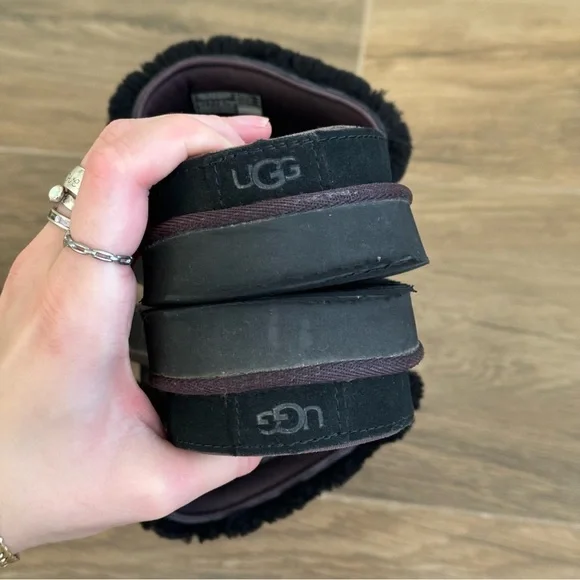UGG Logo Black Laton Fur Slide - Picture 11 of 12